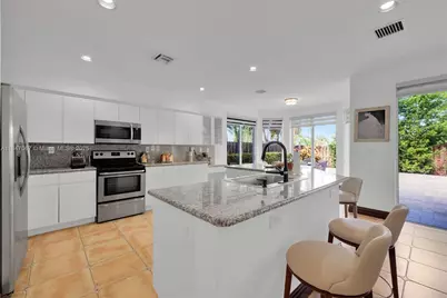 7301 NW 107th Pl, Doral, FL 33178 - Photo 2