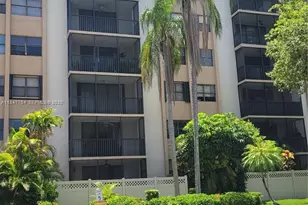900 NE 195th St, Miami, FL 33179 - Photo 2