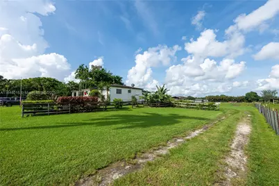 1921 SW 112th Ave, Davie, FL 33325 - Photo 8