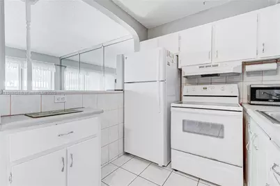 800 SW 10th Ter #20T, Hallandale Beach, FL 33009 - Photo 10