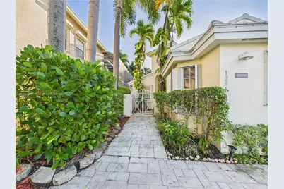 1251 E Wilshire Cir E, Pembroke Pines, FL 33027 - Photo 4