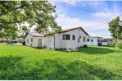 860 NW 17th Ct, Miami, FL 33125 - Photo 6