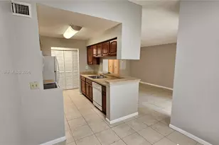 9877 Westview Dr, Coral Springs, FL 33076 - Photo 4