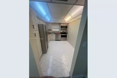 1000 Parkview Dr #523, Hallandale Beach, FL 33009 - Photo 16