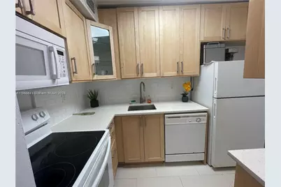 2899 Collins Ave #1420, Miami Beach, FL 33140 - Photo 6