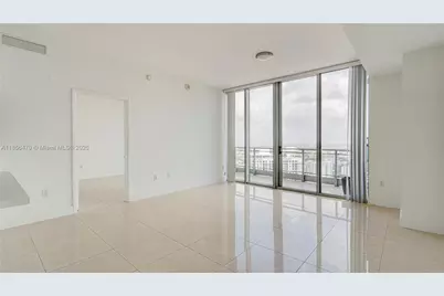 90 SW 3rd St #PH-10, Miami, FL 33130 - Photo 2