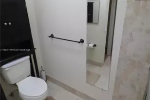 11060 N Lakeview Dr, Pembroke Pines, FL 33026 - Photo 12