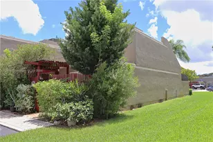 11060 N Lakeview Dr, Pembroke Pines, FL 33026 - Photo 2