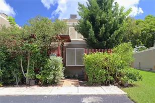 11060 N Lakeview Dr, Pembroke Pines, FL 33026 - Photo 1