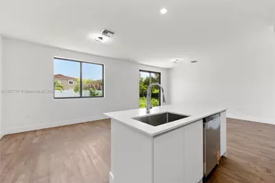 880 SW 1st St, Florida City, FL 33034 - Photo 10