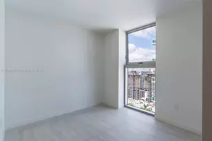 77 SE 5th St, Miami, FL 33131 - Photo 8