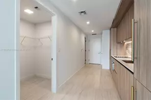 77 SE 5th St, Miami, FL 33131 - Photo 36