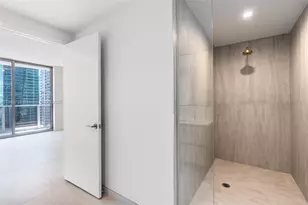 77 SE 5th St, Miami, FL 33131 - Photo 10