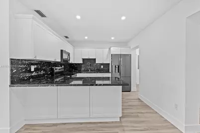 528 W 45th Pl, Hialeah, FL 33012 - Photo 12