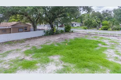 2476 NW 97th St, Miami, FL 33147 - Photo 6