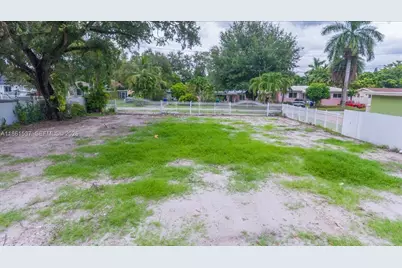 2476 NW 97th St, Miami, FL 33147 - Photo 8