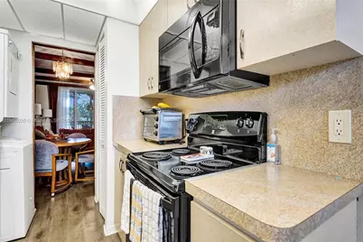 250 Jacaranda Dr #206, Plantation, FL 33324 - Photo 8