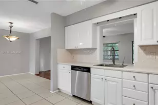 9404 NW 70th Pl, Tamarac, FL 33321 - Photo 8