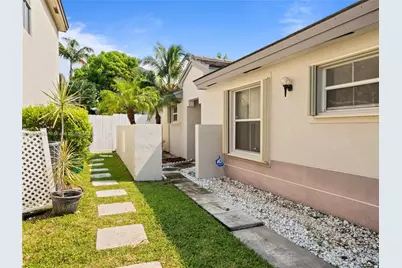 19253 NW 22nd St, Pembroke Pines, FL 33029 - Photo 4
