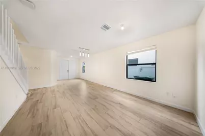 10521 W 35th Way, Hialeah, FL 33018 - Photo 16