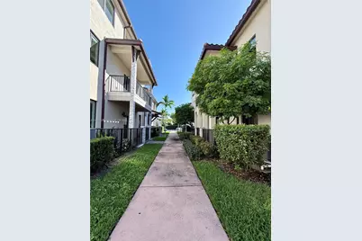 4803 NW 83rd Ct, Doral, FL 33166 - Photo 4