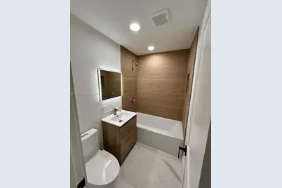 241 NE 55th St, Oakland Park, FL 33334 - Photo 14