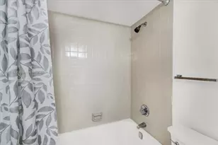 900 NE 195th St, Miami, FL 33179 - Photo 24