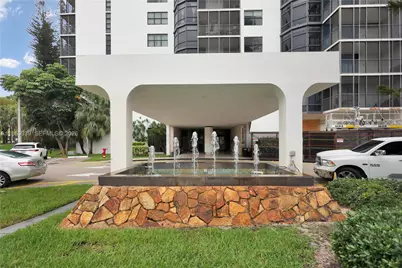 20100 W Country Club Dr #405, Aventura, FL 33180 - Photo 2