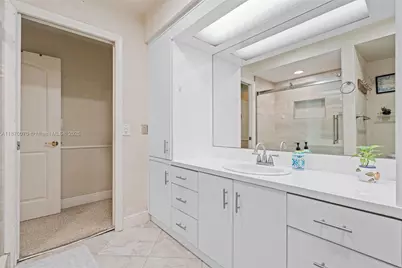 18805 W Lake Dr, Hialeah, FL 33015 - Photo 24