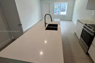 2555 NE 193rd St, Miami, FL 33180 - Photo 2