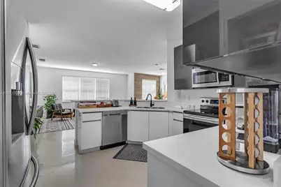 8467 NW 110th Pl, Doral, FL 33178 - Photo 32