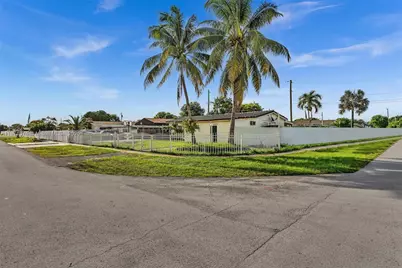 590 W 39th St, Hialeah, FL 33012 - Photo 4