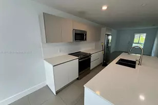 2555 NE 193rd St, Miami, FL 33180 - Photo 4