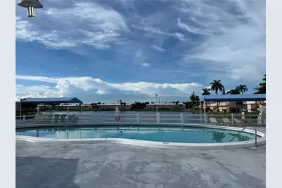 815 SW 10th Ter #15V, Hallandale Beach, FL 33009 - Photo 4