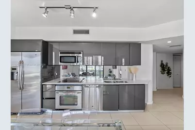 31 SE 6th St #802, Miami, FL 33131 - Photo 6