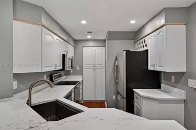 1900 Oceanwalk Ln #109, Lauderdale by the Sea, FL 33062 - Photo 4