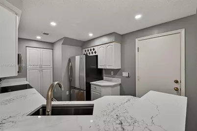 1900 Oceanwalk Ln #109, Lauderdale by the Sea, FL 33062 - Photo 8