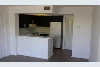 752 Executive Center Dr #25, West Palm Beach, FL 33401 - Photo 2