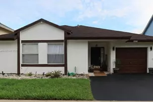 9740 SW 13th St, Pembroke Pines, FL 33025 - Photo 2