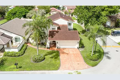 17352 NW 61st Ct S, Hialeah, FL 33015 - Photo 2