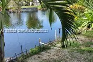 17652 NW 76th Ct, Hialeah, FL 33015 - Photo 4