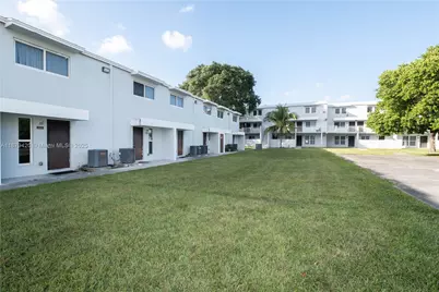 1968 NW 4th Ct #323, Miami, FL 33136 - Photo 2