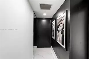 55 SE 6th St, Miami, FL 33131 - Photo 14