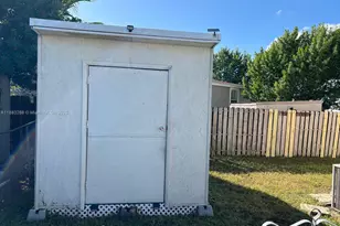 21780 NW 2nd Ct, Pembroke Pines, FL 33029 - Photo 4