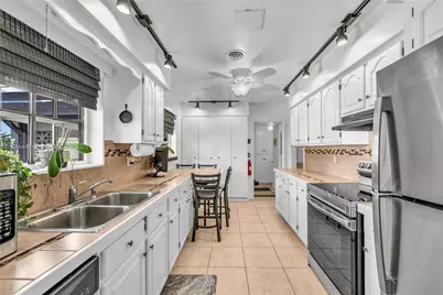 421 SW 64th Way, Pembroke Pines, FL 33023 - Photo 8