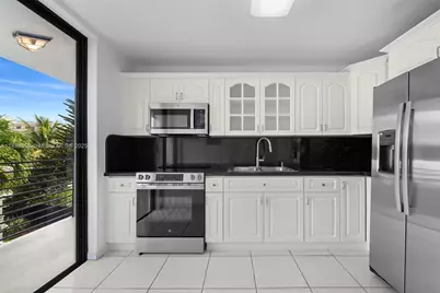 8100 Byron Ave #308, Miami Beach, FL 33141 - Photo 6
