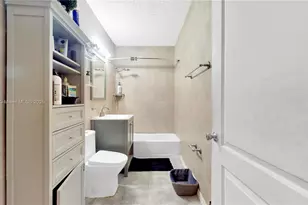 640 NE 160th St, Miami, FL 33162 - Photo 10