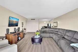 800 NE 195th St, Miami, FL 33179 - Photo 18