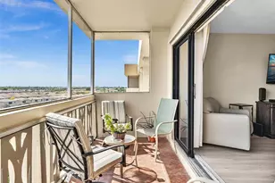 800 NE 195th St, Miami, FL 33179 - Photo 16