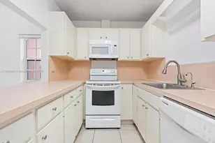 911 E 14th Pl, Hialeah, FL 33010 - Photo 14